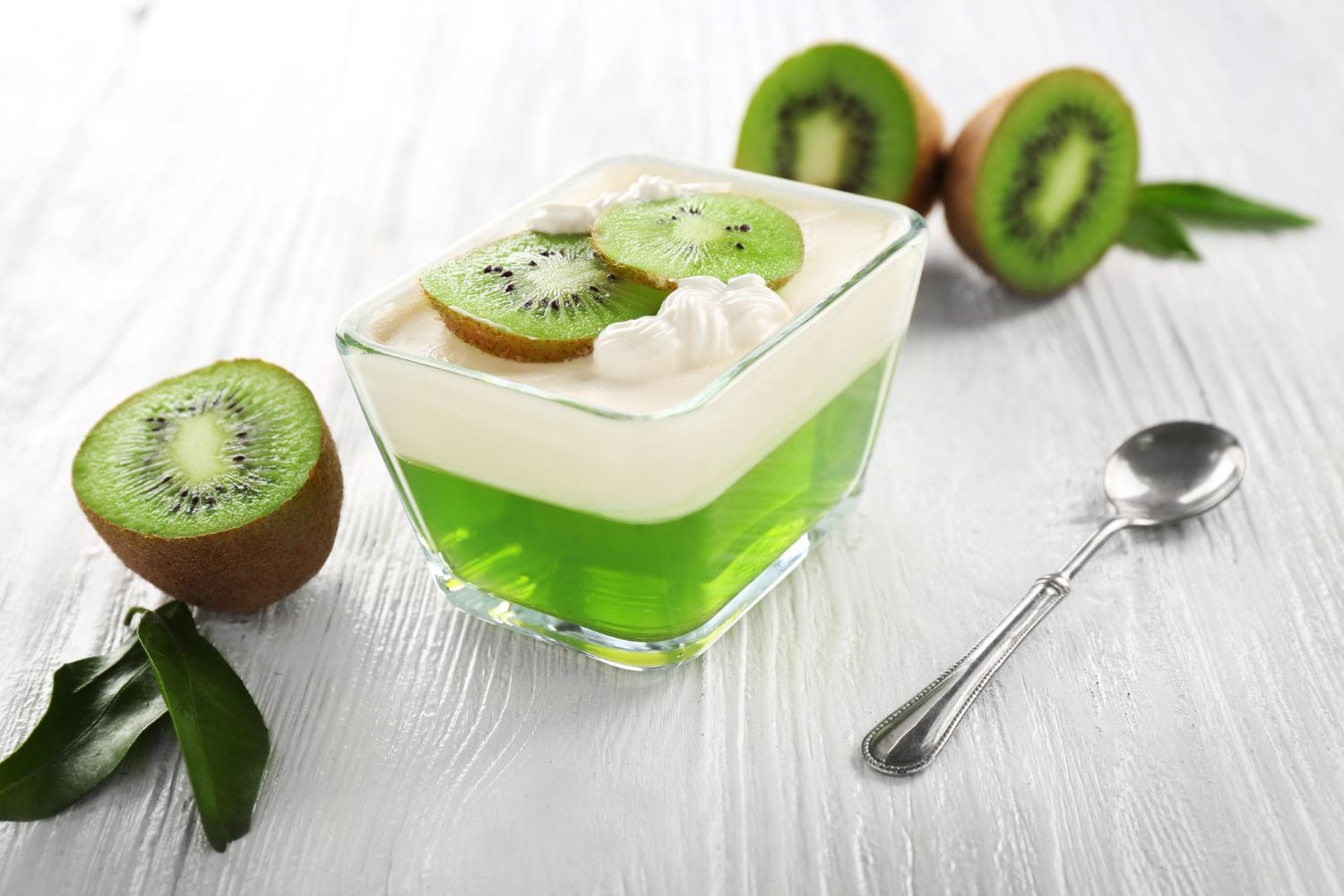 Pyszny deser z galaretką z kiwi i śmietaną