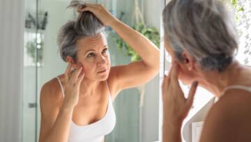 Kobieta z menopauza ogląda swoje włosy