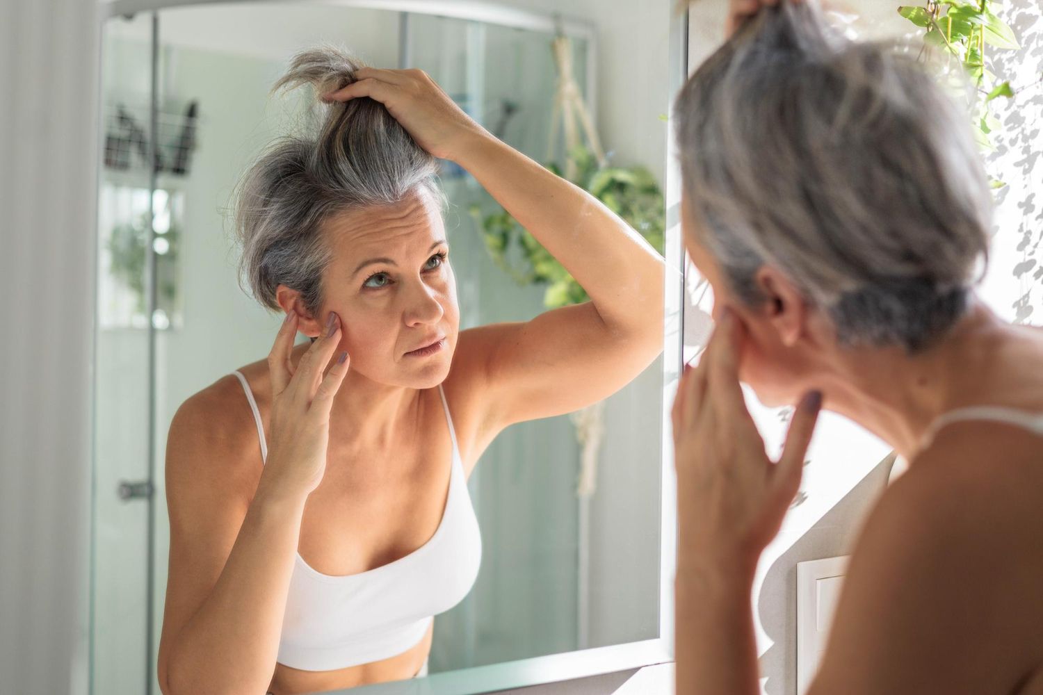 Kobieta z menopauza ogląda swoje włosy