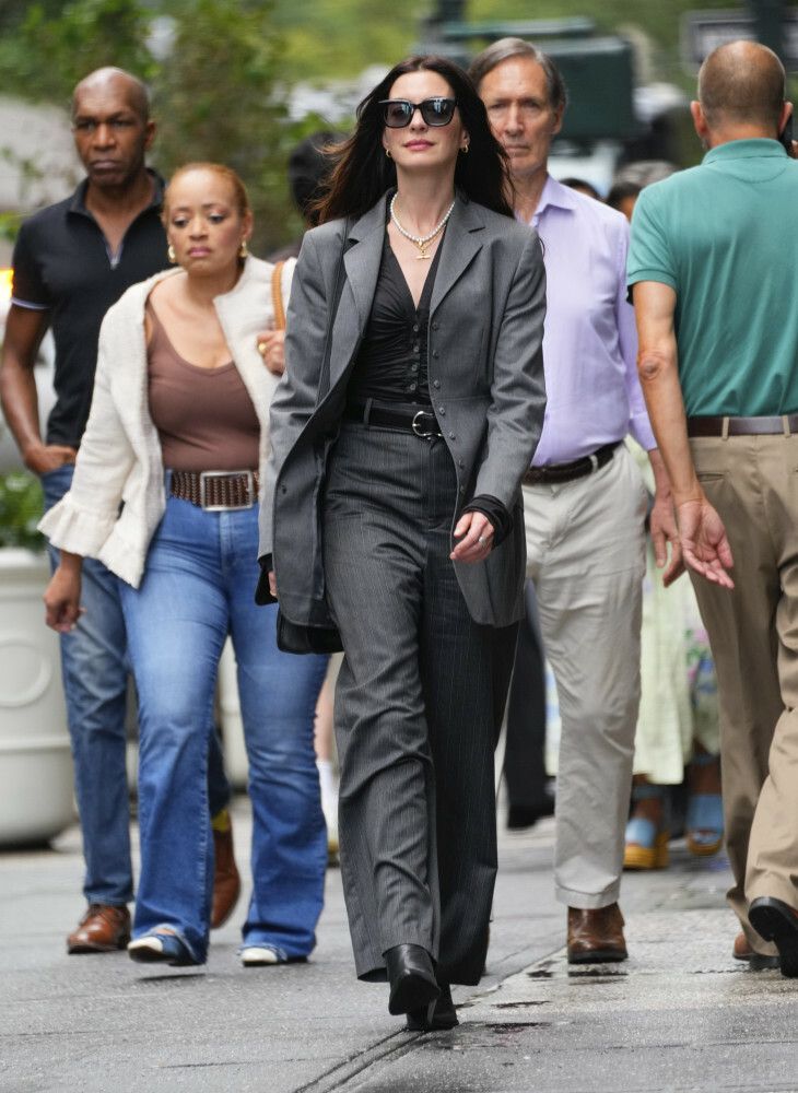 Anne Hathaway na planie filmu „Diabeł ubiera się u Prady 2” 22 lipca 2025 r. w Nowym Jorku