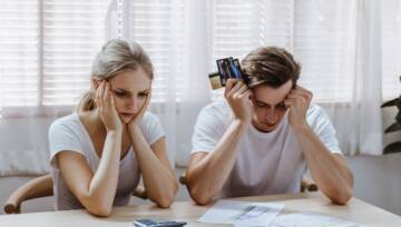 Młoda para patrząca na rachunki