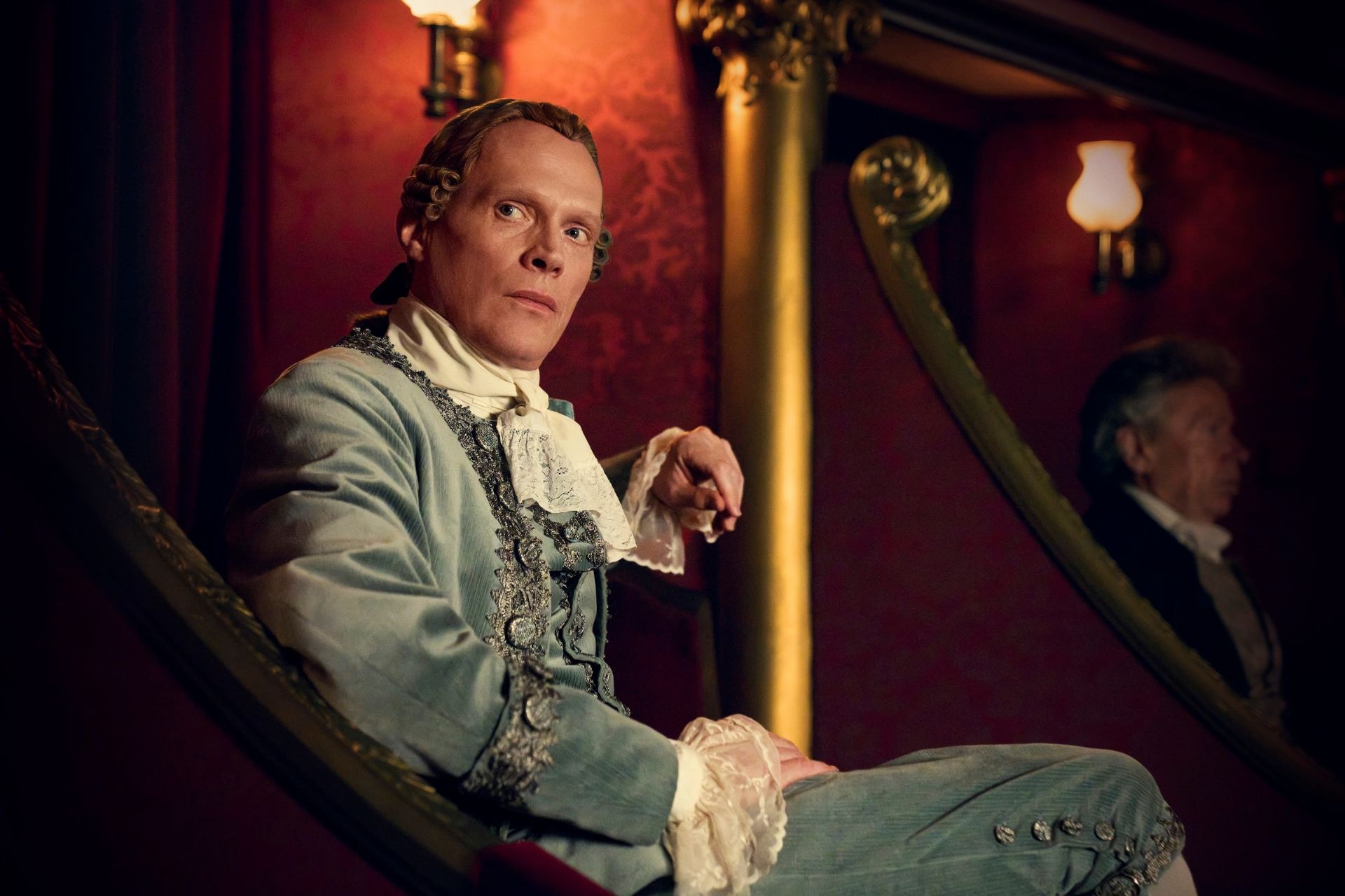 Paul Bettany jako Antonio Salieri, w serialu Amadeusz
