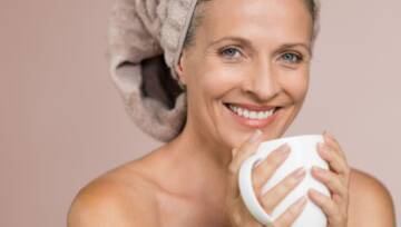 dojrzała kobieta z kubkiem