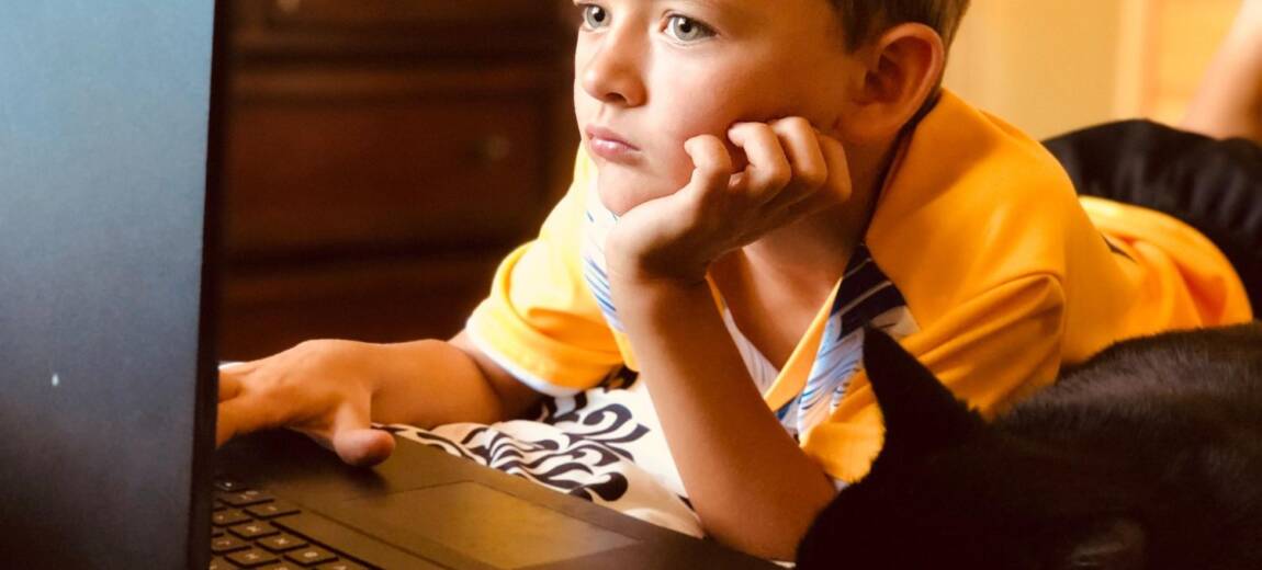 dziecko patrzące w komputer
