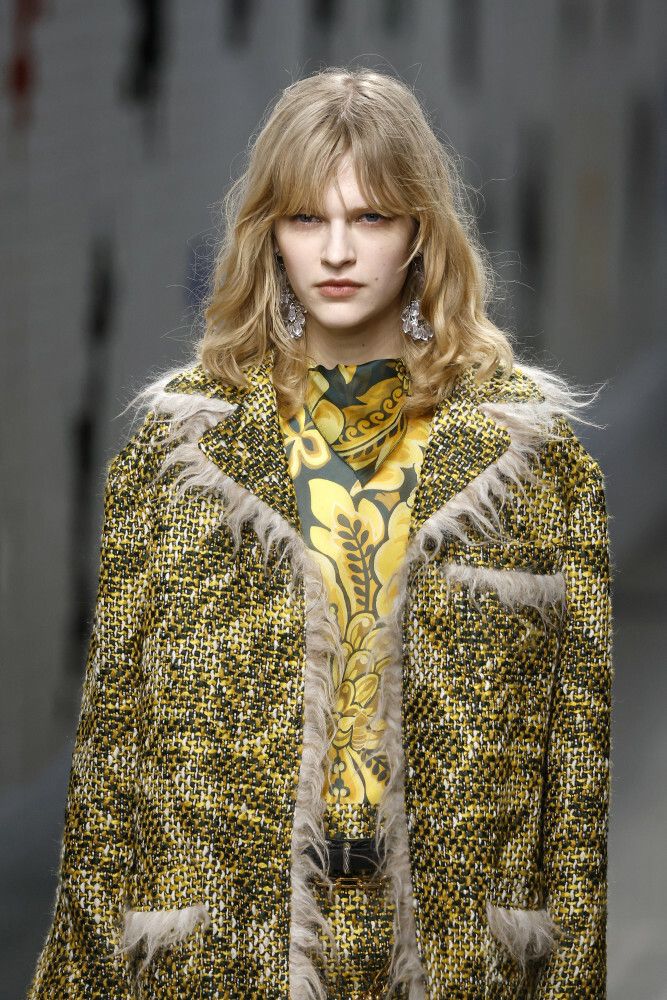 Fryzura z grzywka i falami na włosach - pokaz Etro, Milan Fashion Week, Fall/Winter 2025/2026 Fryzura z grzywka i falami na włosach - pokaz Etro, Milan Fashion Week, Fall/Winter 2025/2026