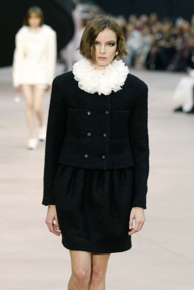 Fryzura bob - Chanel, Paris Fashion Week, Fall/Winter 2025/2026 Fryzura bob - Chanel, Paris Fashion Week, Fall/Winter 2025/2026