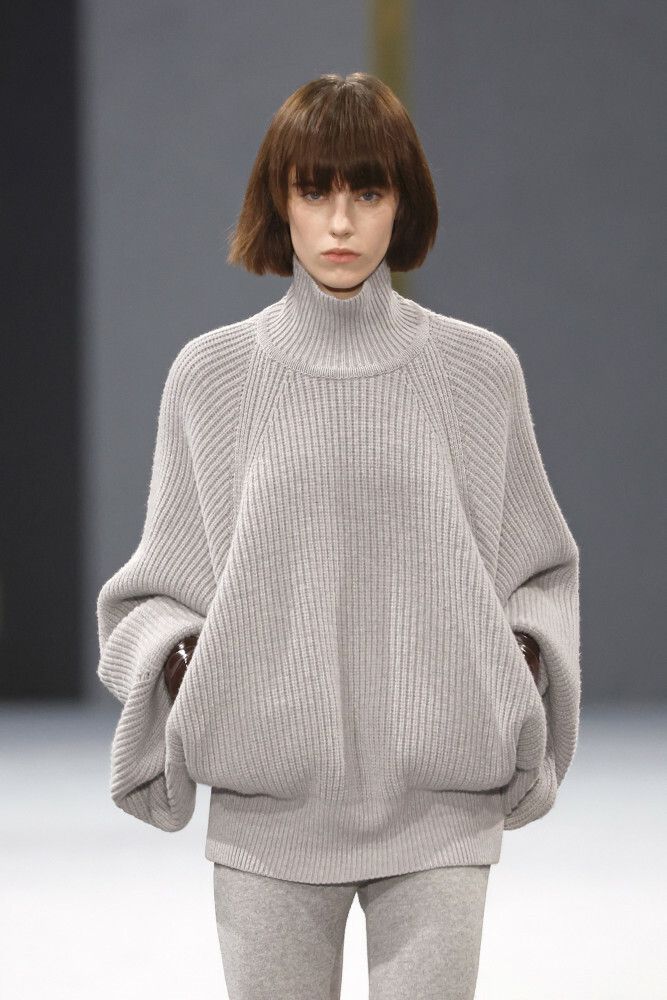 Fryzura z prostą grzywką - pokaz Balmain, Paris Fashion Week, Fall/Winter 2025/2026 Fryzura z prostą grzywką - pokaz Balmain, Paris Fashion Week, Fall/Winter 2025/2026