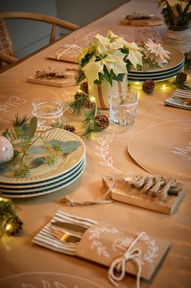 Delikatny, skandynawski, zimowy nastrój: poinsecje w kremowych, białych i łagodnych morelowych odcieniach dodają subtelnej barwy, a w połączeniu z naturalnymi beżami, ciepłym światłem świec i teksturowaną, zimową zielenią tworzą świąteczne akcenty o lekkim, przestrzennym charakterze.