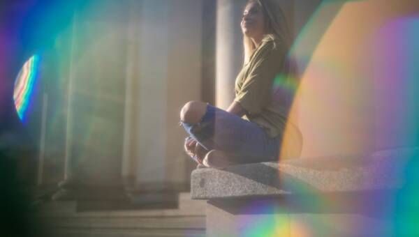 autyzm siedząca kobieta na schodach