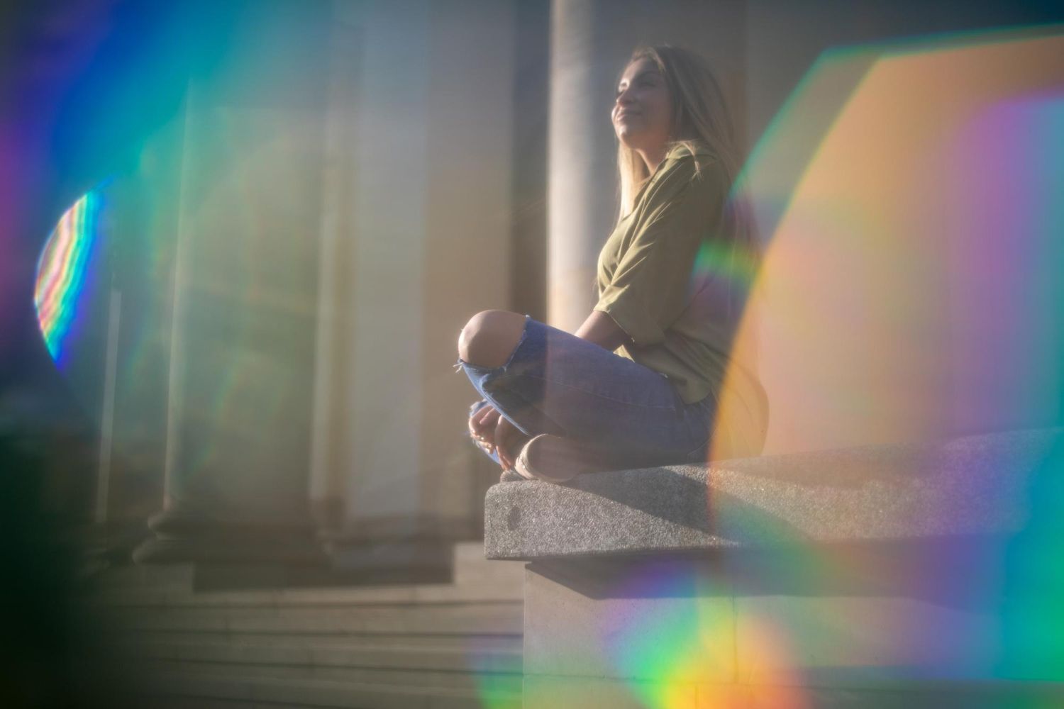 autyzm siedząca kobieta na schodach