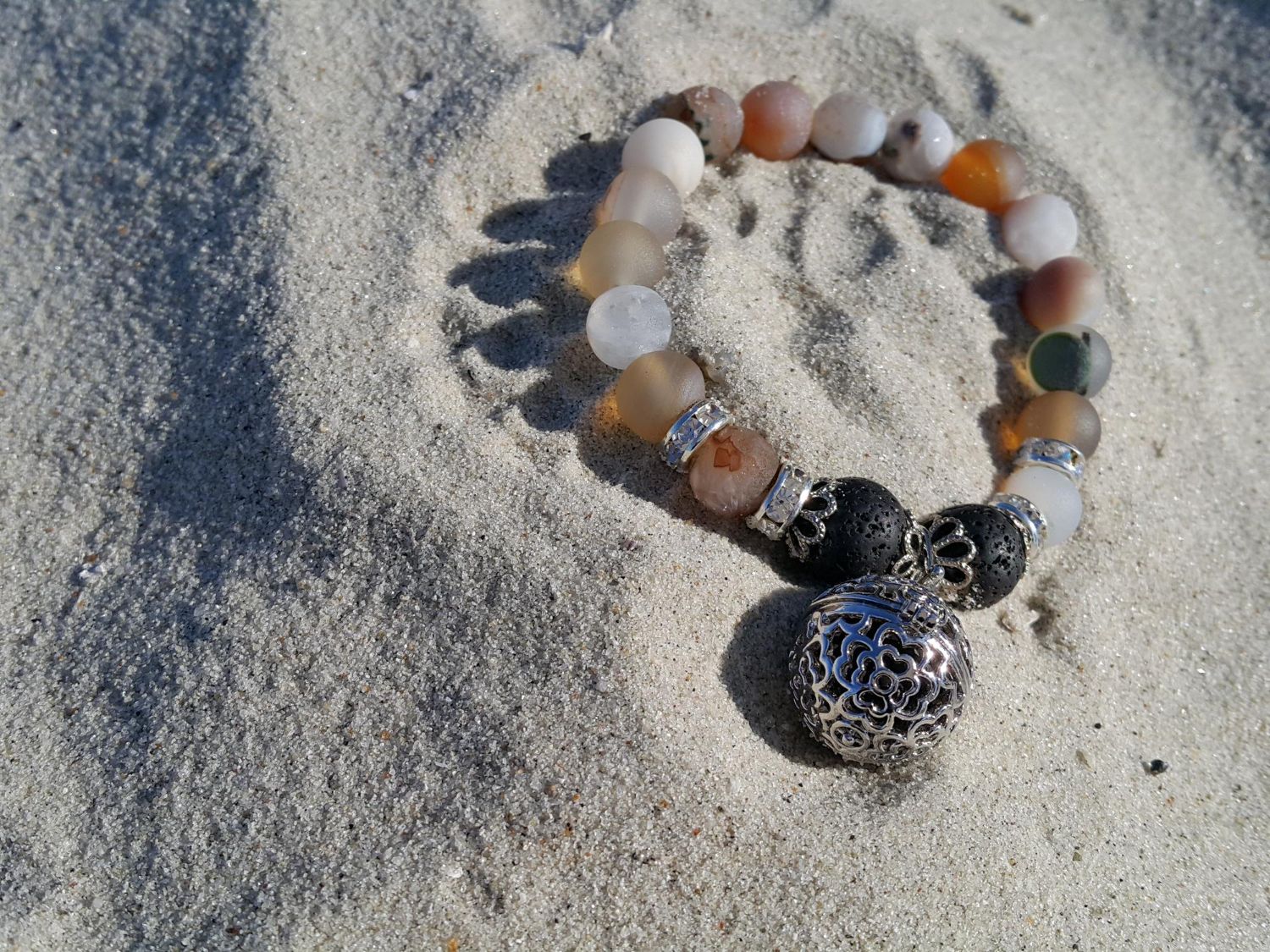 bransoletka na gumce z kamieni