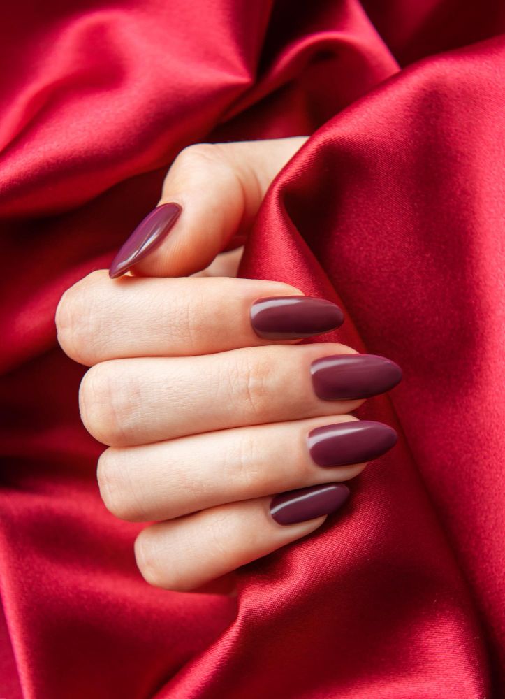 Burgundowe paznokcie w satynowym wykończeniu – wieczór