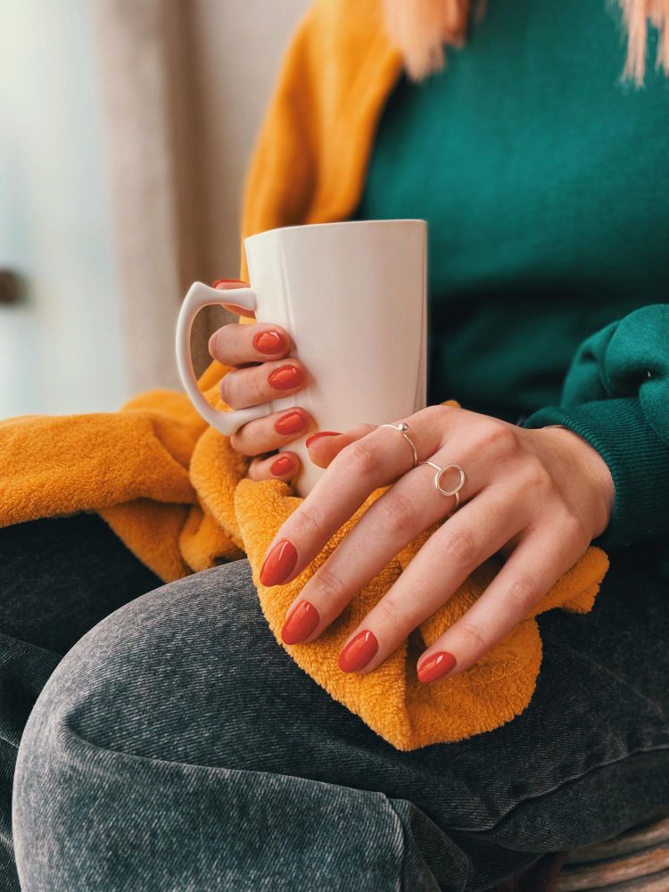 Brązowe paznokcie z nutą kardamonu – jesień 2025