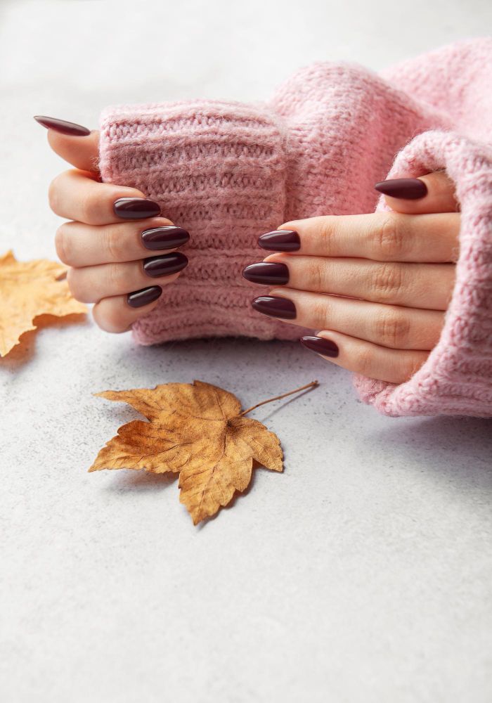 Ciepły brąz na paznokciach – klasyczny look jesieni