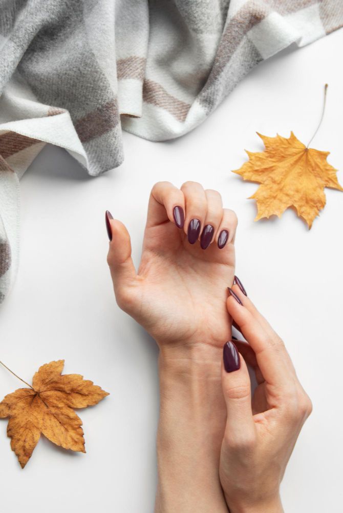Beżowo-cynamonowe paznokcie – elegancki jesienny kolor