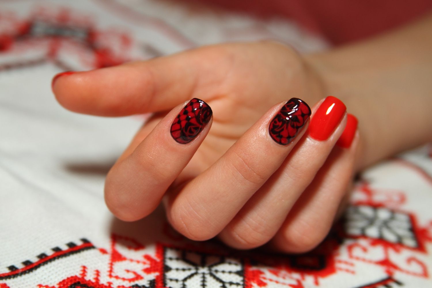 Czerwone paznokcie z satynowym połyskiem – elegancja