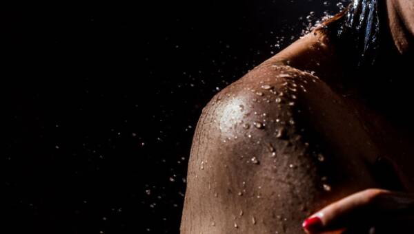 czy-goracy-prysznic-niszczy-twoja-skore-eksperci-zdradzaja-idealna-temperature-wody