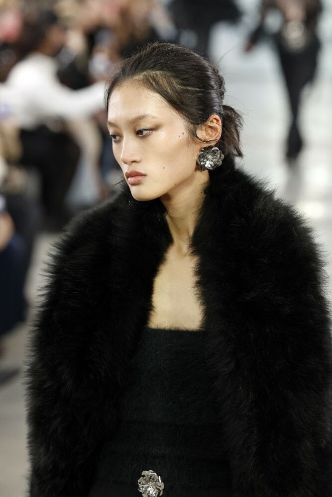 Mroczny makijaż oczu Blumarine inspiracja andrzejkowa