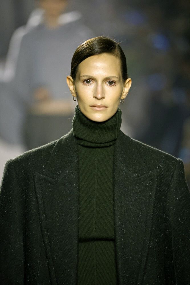 Victoria Beckham makijaż burgundowe rzęsy jesień zima 2025 2026