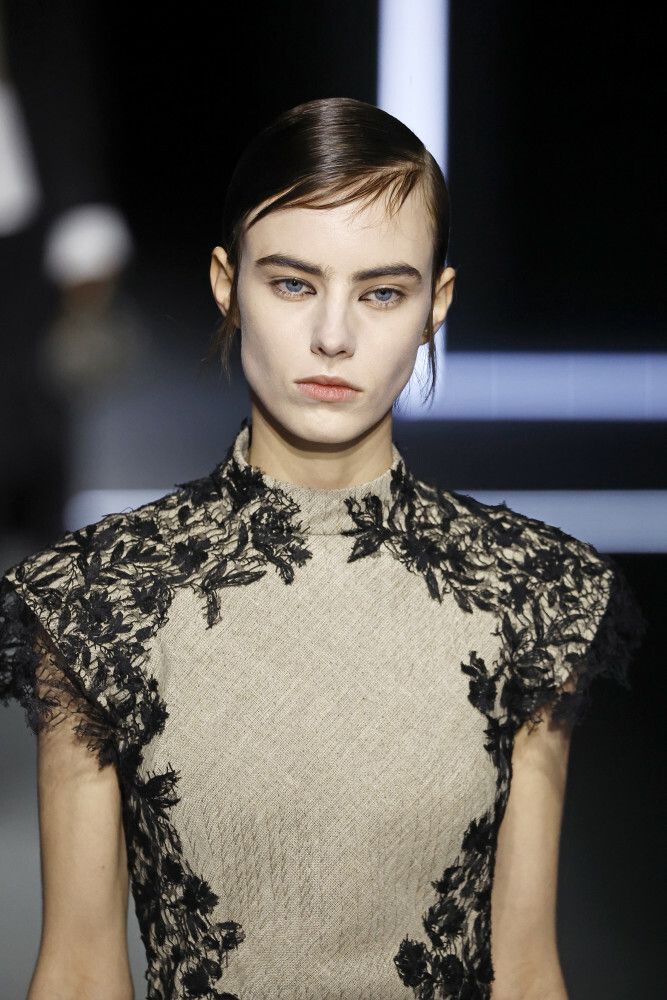 Srebrny makijaż oczu Dior trend andrzejki 2025