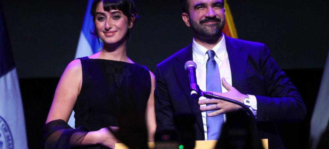 NOWY JORK - 4 LISTOPADA: Kandydat Demokratów na burmistrza Nowego Jorku, Zohran Mamdani, stoi z żoną Ramą Duwaji (z lewej) po wygłoszeniu przemówienia na imprezie wyborczej w Brooklyn Paramount, 4 listopada 2025 roku, w dzielnicy Brooklyn w Nowym Jorku.