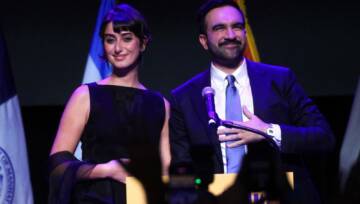 NOWY JORK - 4 LISTOPADA: Kandydat Demokratów na burmistrza Nowego Jorku, Zohran Mamdani, stoi z żoną Ramą Duwaji (z lewej) po wygłoszeniu przemówienia na imprezie wyborczej w Brooklyn Paramount, 4 listopada 2025 roku, w dzielnicy Brooklyn w Nowym Jorku.