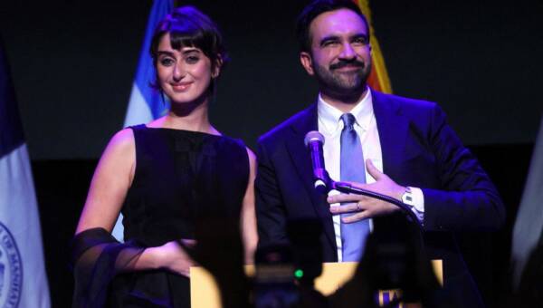 NOWY JORK - 4 LISTOPADA: Kandydat Demokratów na burmistrza Nowego Jorku, Zohran Mamdani, stoi z żoną Ramą Duwaji (z lewej) po wygłoszeniu przemówienia na imprezie wyborczej w Brooklyn Paramount, 4 listopada 2025 roku, w dzielnicy Brooklyn w Nowym Jorku.