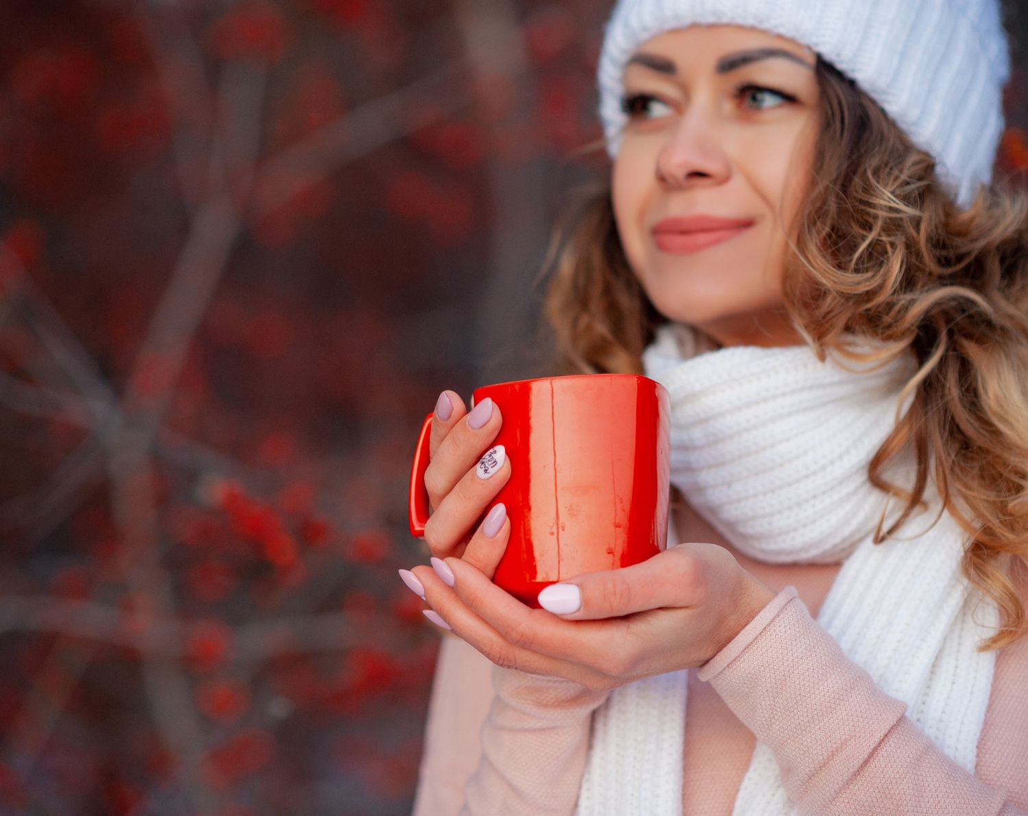 Jesienny kadr dłoni – satynowe wykończenie w świetle dziennym