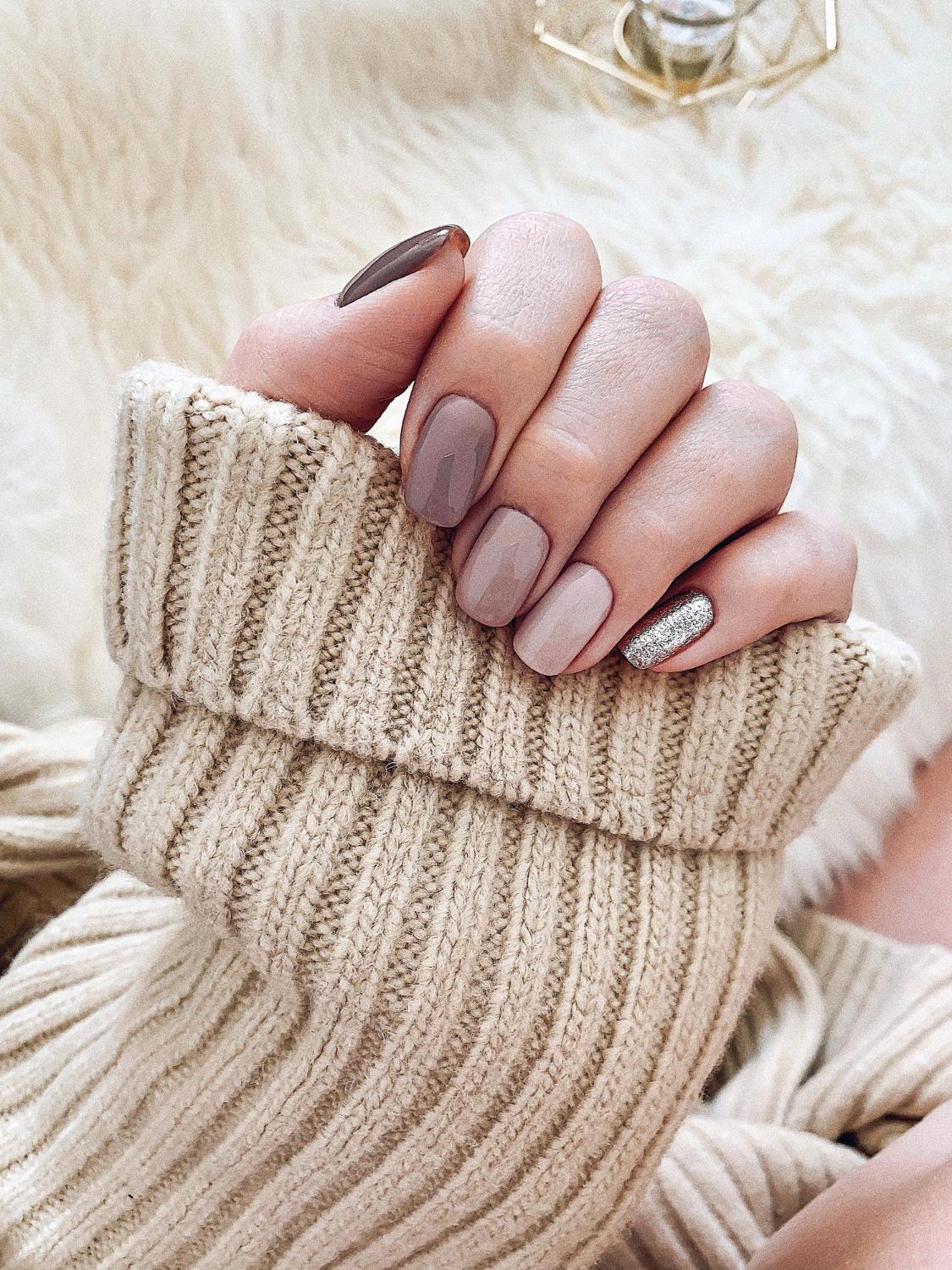 Beżowe paznokcie w satynie – zbliżenie dłoni