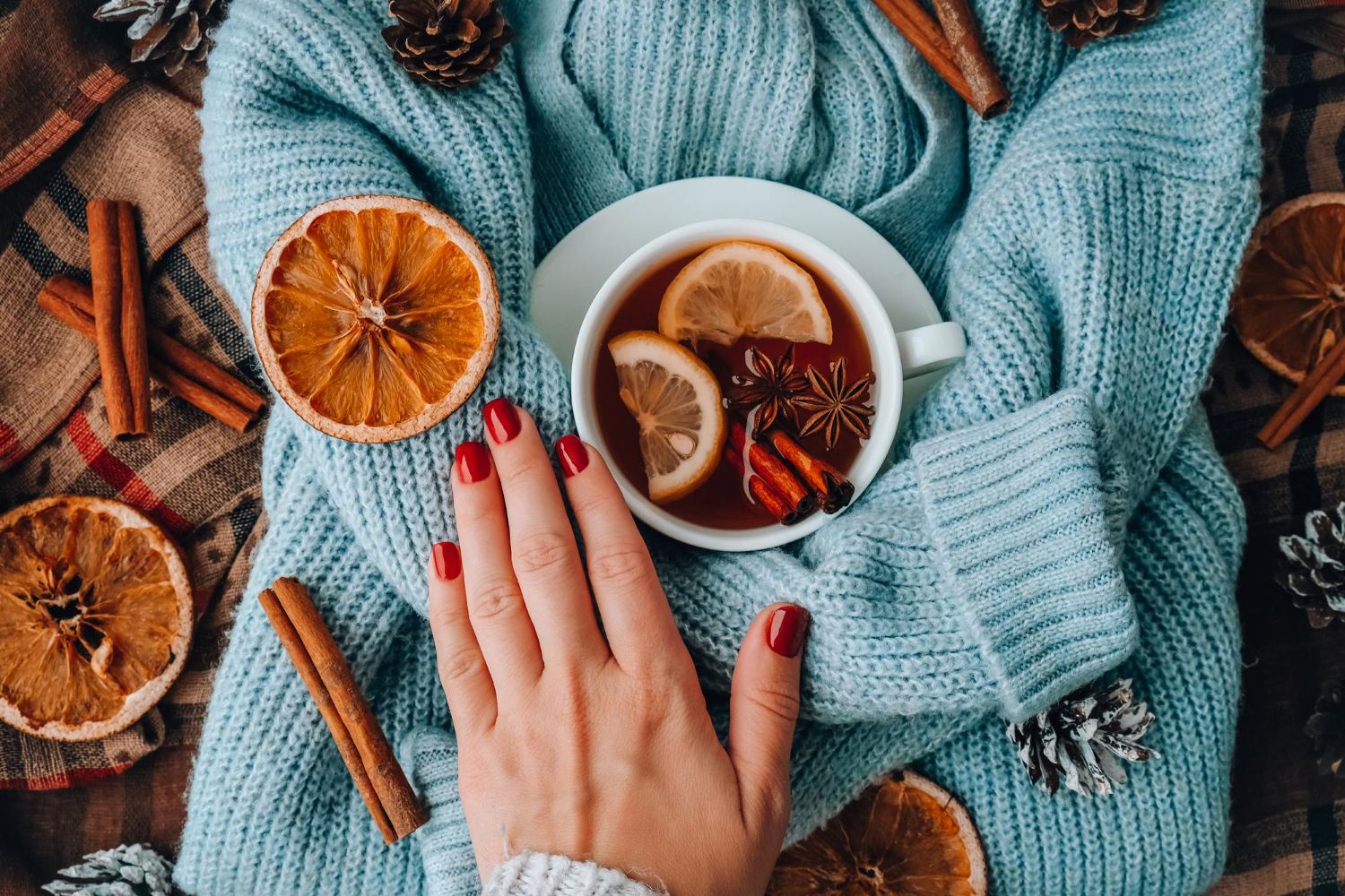 Taupe na krótkim squovalu – trend paznokcie listopad 2025