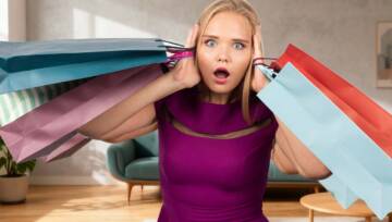 jak nie kupować za dużo w black week - przerażona kobieta