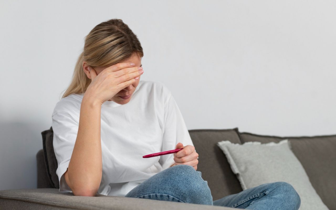 kobieta patrząca na test ciążowy