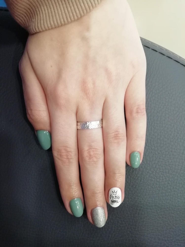 Zielone ozdobne paznokcie – akcent w dress code kreatywny