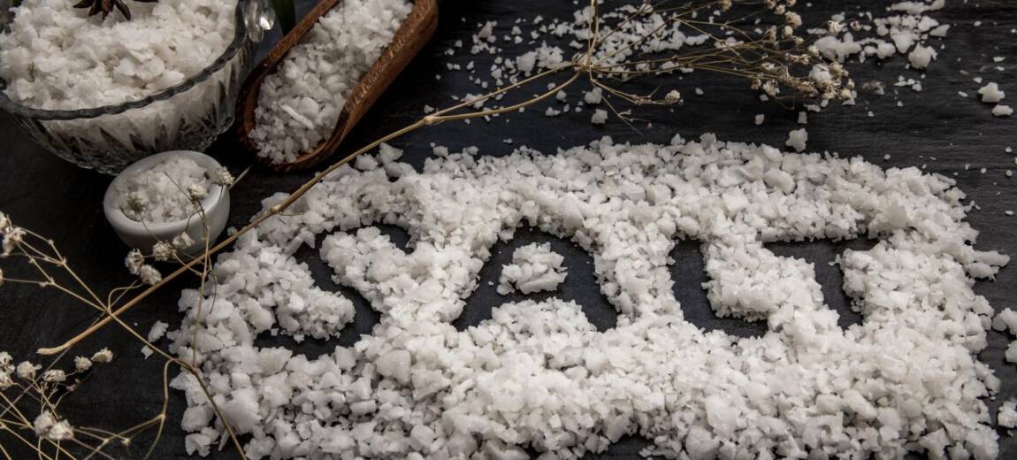 sól jodowana w szklanej miseczce – artykuł o niedoborze jodu i zaleceniach WHO