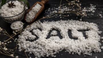 sól jodowana w szklanej miseczce – artykuł o niedoborze jodu i zaleceniach WHO