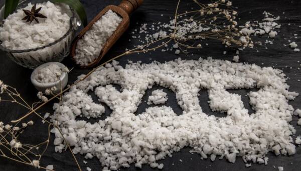 sól jodowana w szklanej miseczce – artykuł o niedoborze jodu i zaleceniach WHO