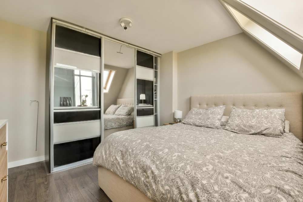 szafa-przesuwna-z-lustrem-na poddaszu