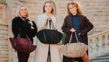kobiety z torebkami w ręku
