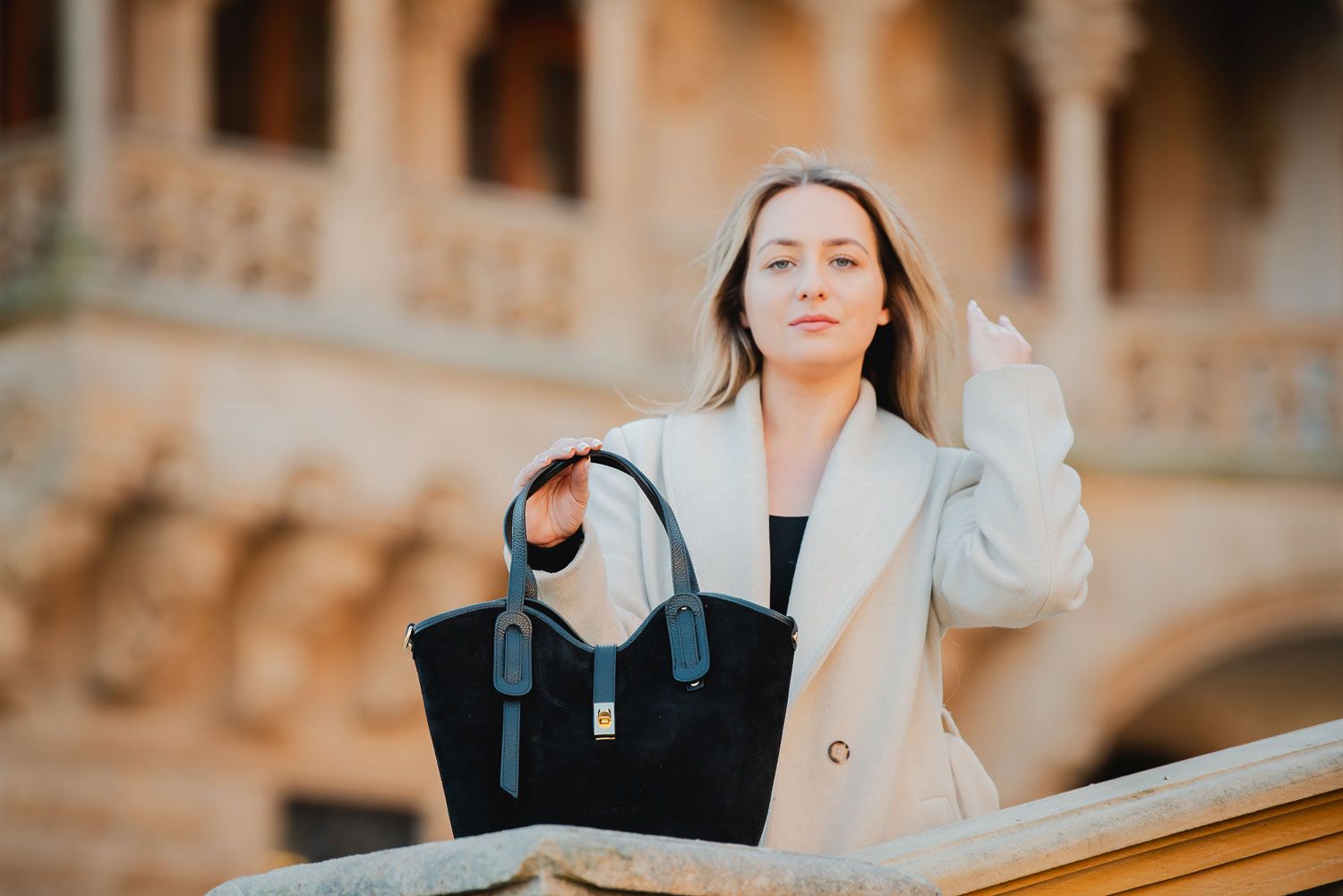 kobieta z torbą w ręku