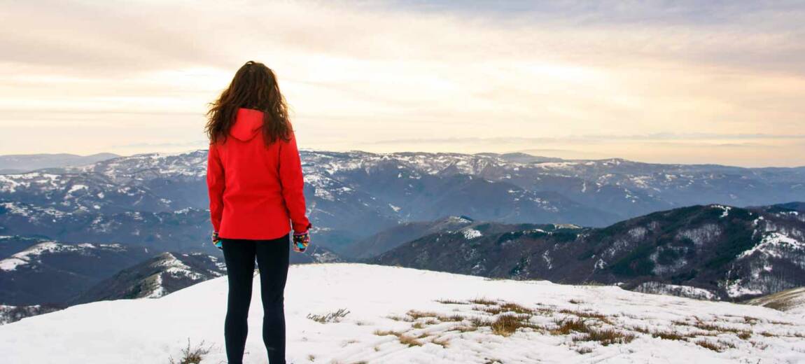 kobieta ubrana w zimową kurtkę