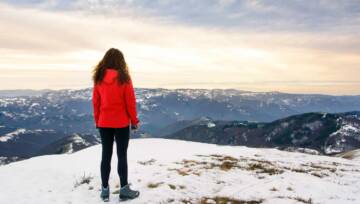 kobieta ubrana w zimową kurtkę