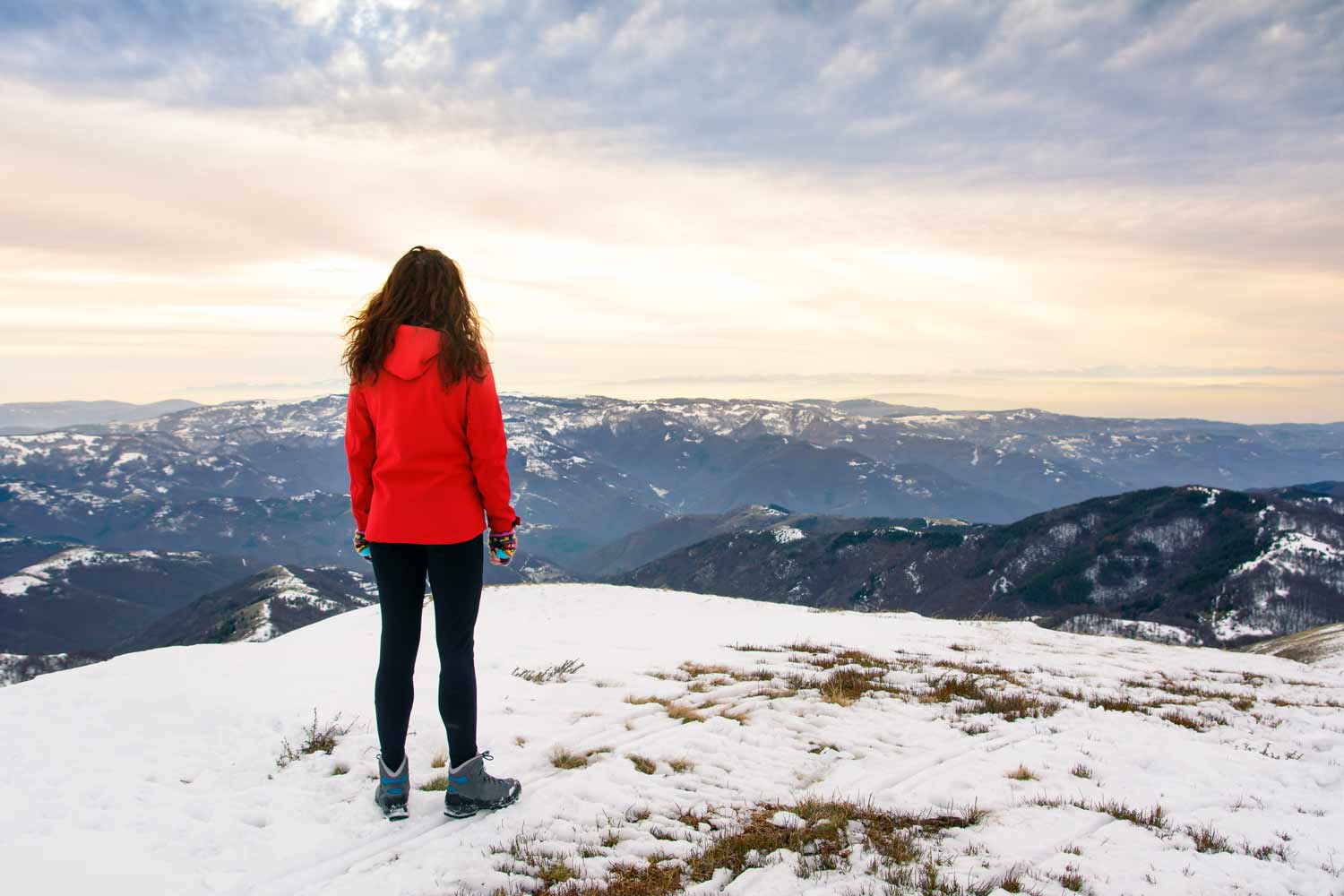 kobieta ubrana w zimową kurtkę