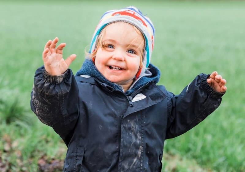 dziecko w ubranku podbudzonym podczas zabawy