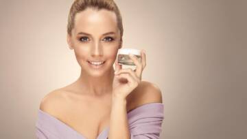 kobieta z kremem do twarzy