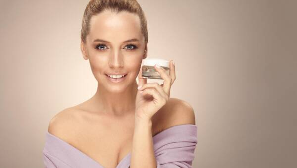 kobieta z kremem do twarzy