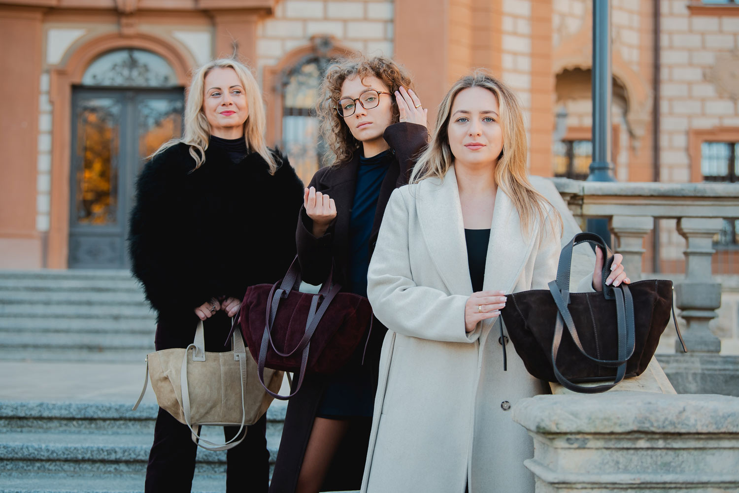 kobiety z torebkami zamszowymi