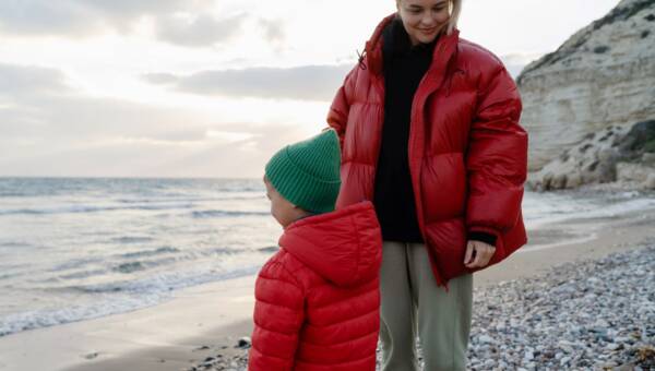 kurtka-puchowa-z-naturalnym-wypelnieniem-vs-syntetycznym-porownanie-ciepla-i-trwalosci