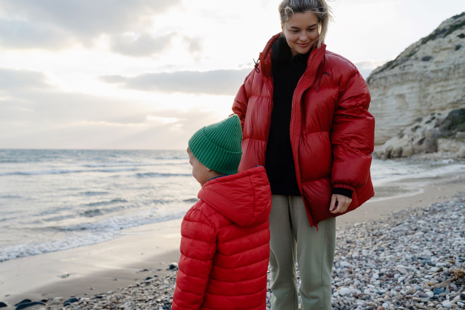 kurtka-puchowa-z-naturalnym-wypelnieniem-vs-syntetycznym-porownanie-ciepla-i-trwalosci