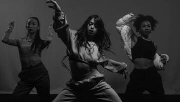 tańcząca grupa osób