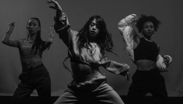 tańcząca grupa osób